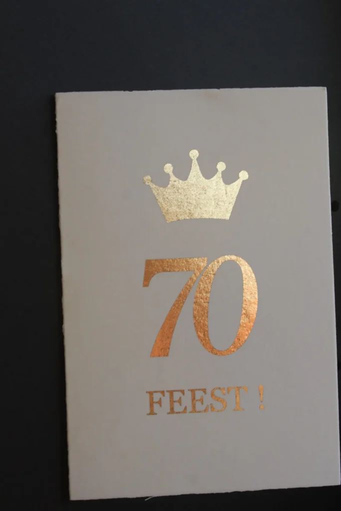 Staande feestkaart met kroontje en het getal 70 in goudfolie