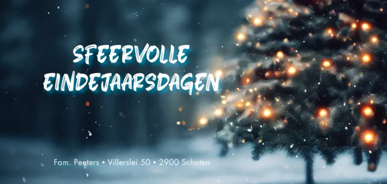 Ontwerp van een kerstkaart met verlichte kerstboom in de sneeuw